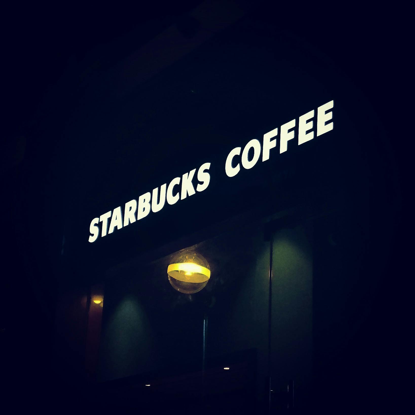 Strategi Starbucks Indonesia 2025: Mempertahankan Premium Position di Tengah Kompetisi Ketat
